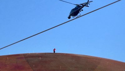 Follia a Las Vegas: uomo scala la Sfera a mani nude