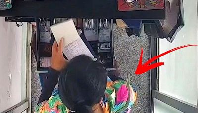Lavora alla cassa: all'improvviso sulla spalle arriva un serpente velenoso