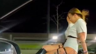 Viaggiano sul cofano dell’auto come se niente fosse