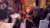 Spari al gala di Trump, il presidente trascinato via dalla scorta