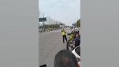 Vuole filmare la volata: disastro all'arrivo della gara di ciclismo