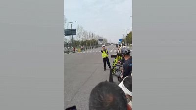 Vuole filmare la volata: disastro all'arrivo della gara di ciclismo