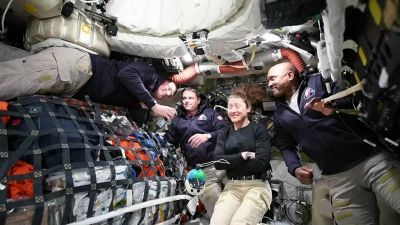 MIssione Artemis II verso la Luna: il saluto a testa in giù degli astronauti