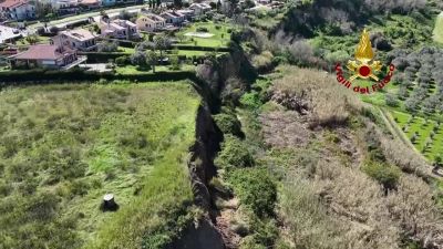 Frana a Petacciato tra Vasto e Termoli, chiusa l'autostrada A14 e la linea ferroviaria in Molise: il video