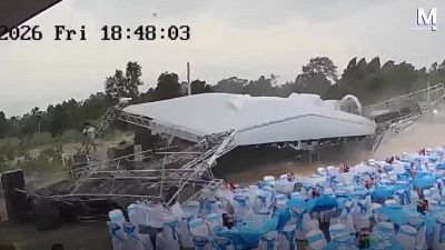 Il temporale è devastante: il palco crolla al suolo