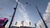 La giostra si rompe in aria a 90 metri: il video da paura
