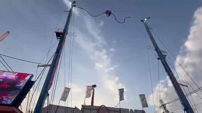 La giostra si rompe in aria a 90 metri: il video da paura
