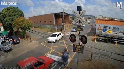 Macchina si blocca sui binari: il treno riuscirà a fermarsi?
