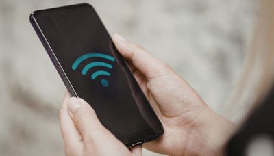 WiFi pubblico, accede alla rete e rischia il conto svuotato