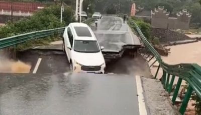 Il ponte cede all'improvviso: auto finisce nel fiume in piena