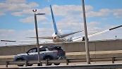 Errore all'atterraggio: aereo colpisce un camion e abbatte un palo