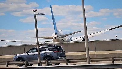 Errore all'atterraggio: aereo colpisce un camion e abbatte un palo