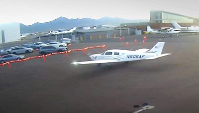 Pilota studente dimentica il freno, l'aereo si schianta sulle auto
