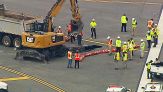 Enorme buca si apre sulla pista dell'aeroporto: si chiude!