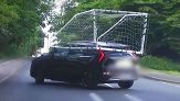 L'ultima bravata: a spasso con una porta di calcio sopra l'auto
