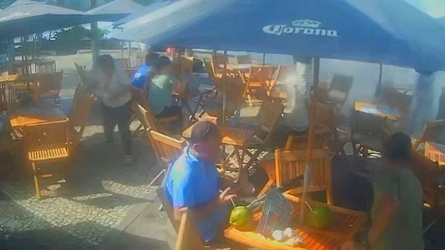 Tutto è calmo al chiosco in riva al mare: all'improvviso il disastro