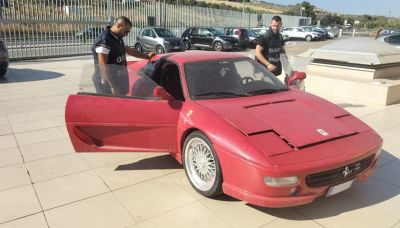 L'ultima tuffa: prova a vendere una Toyota 'travestita' da Ferrari