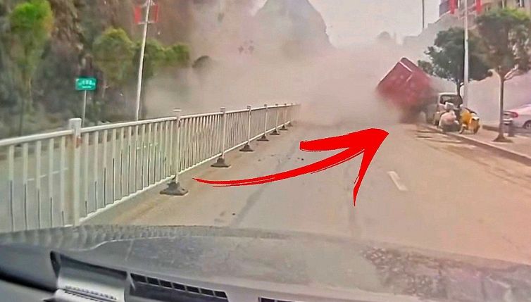 Frana improvvisa: il masso travolge il camion
