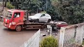 Dimentica il freno a mano: carro attrezzi travolge tutto