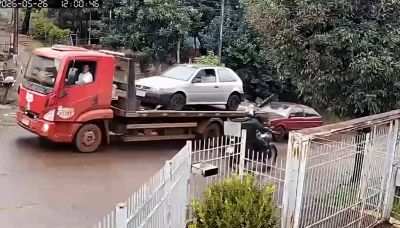 Dimentica il freno a mano: carro attrezzi travolge tutto