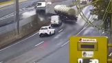 Autocisterna sfonda barriera e invade la corsia opposta