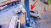 Schiaccia l'acceleratore al posto del freno: incidente e incendio alla pompa di benzina