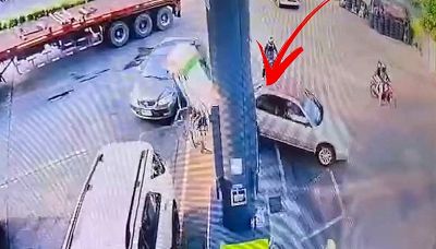 Schiaccia l'acceleratore al posto del freno: incidente e incendio alla pompa di benzina