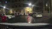 Incidente in monopattino sotto la pioggia: il video della caduta