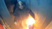 Esplosione improvvisa in ascensore: il video diventa virale