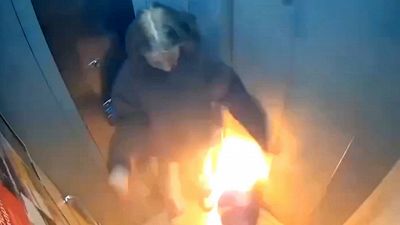 Esplosione improvvisa in ascensore: il video diventa virale