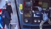 Folle bravata: salta su vagone della metro in movimento