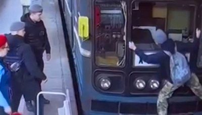 Folle bravata: salta su vagone della metro in movimento