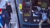 Folle bravata: salta su vagone della metro in movimento