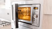 Forno a microonde: 10 cose da non scaldare mai al suo interno
