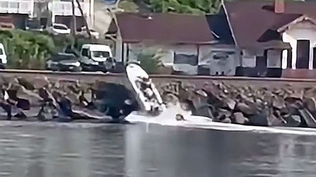 Motoscafo si schianta su scogli