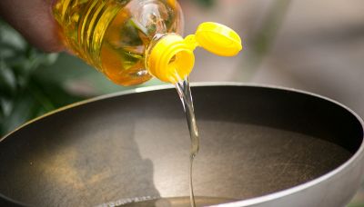 Come smaltire l’olio di cottura esausto e dove va buttato davvero