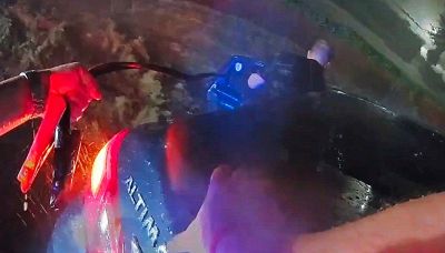 Famiglia bloccata nell'auto allagata: il salvataggio è al cardiopalma