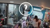 Dipendente sfonda il soffitto in ufficio durante uno scherzo