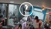 Dipendente sfonda il soffitto in ufficio durante uno scherzo