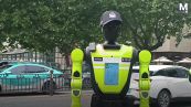 Il futuro è qui: il robot vigile urbano dirige il traffico e segnala infrazioni