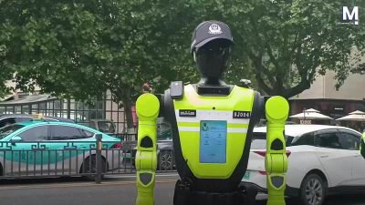 Il futuro è qui: il robot vigile urbano dirige il traffico e segnala infrazioni