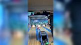 Vuol fare il fenomeno a bowling: il risultato è disastroso
