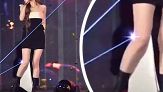 Grida di dolore sul palco: pop star colpita da raggio laser