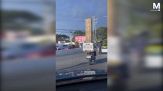 Numero da circo: in strada svetta l'incredibile 'torre di pizze'