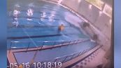 Paura in piscina: suv sfonda vetrata e piomba in acqua tra i nuotatori