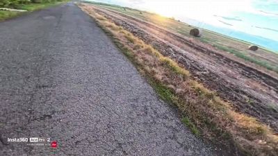 La lepre stende il motociclista con 'un calcio volante'