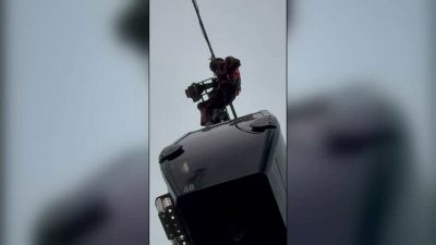 320 persone bloccate sulla funivia: l'operazione di salvataggio è spettacolare