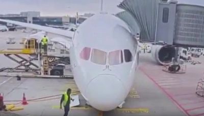 Disastro in aeroporto: carrello di un aereo cede di schianto