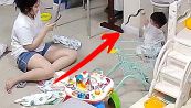 Il nuovo gioco è pauroso: bambino rotea serpente