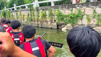 Cane sta per annegare nel fiume, arriva la "barca drago”